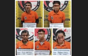 Polres Pelabuhan Belawan menangkap lima orang terduga pengguna narkoba saat melakukan penyisiran lokasi rawan tawuran di Jalan Selebes, Belawan