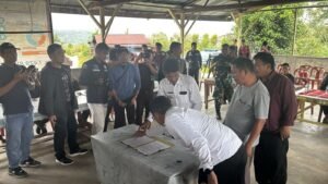 Kejaksaan Negeri Dairi Turut Damaikan Konflik Sosial di Desa Parbuluan VI Dairi, Sumatera UtaraKepala Kejaksaan Negeri Dairi, Bima Yudha Asmara, SH, MH, turut hadir dalam mediasi konflik sosial yang melibatkan puluhan warga Desa Parbuluan VI, Kecamatan Parbuluan, Kabupaten Dairi Sumatera Utara