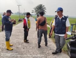 Bersama Kepala Kampung, Tim Bendungan Irigasi Perjaya Cek Penghambat Aliran Air ke Pisang Indah