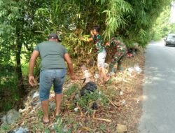 Babinsa dan Warga Bergotong Royong Bersihkan Lingkungan di Desa Panongan Cirebon