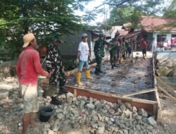 Babinsa dan Warga Bergotong Royong Bangun Jembatan Armco di Pekiringan Cirebon