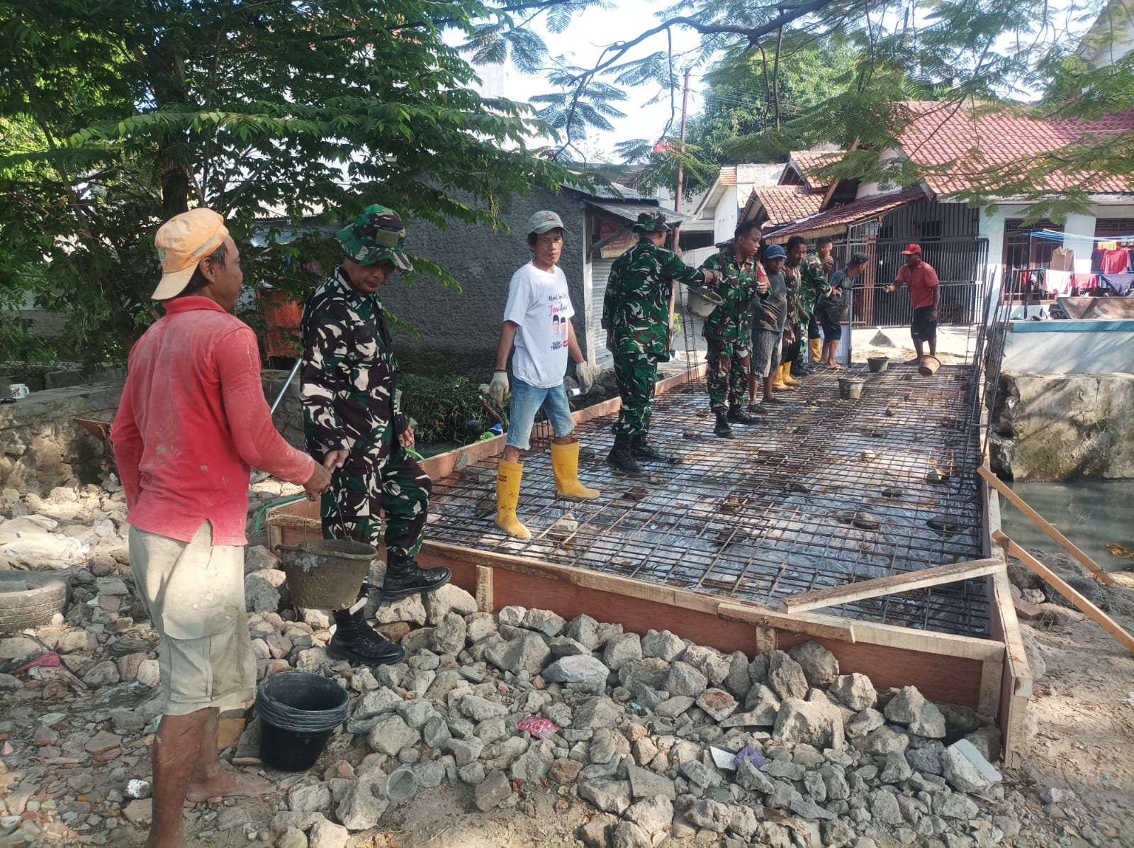 Babinsa dan Warga Bergotong Royong Bangun Jembatan Armco di Pekiringan Cirebon