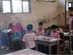 ❗❗ PRIHATIN! RUANG KELAS SDN TLOMAR 2 BANGKALAN BERLANTAI TANAH & BATU – SUDAH RUSAK SEJAK 2015, KHAWATIR AMBRUK SAAT HUJAN! ❗❗