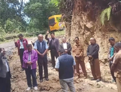 Warga Kecamatan Borbor, Habornas Berdoa Bersama di Ruas Jalan Rusak Milik Provinsi Sumut