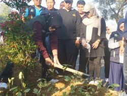 Wabup Sidoarjo Mimik Idayana Pimpin Penanaman 644 Pucuk Merah, Ingatkan PKL Jaga Kebersihan