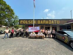 Sambangi Warga, Polsek Baradatu Salurkan Bansos Hari Bhayangkara ke-80