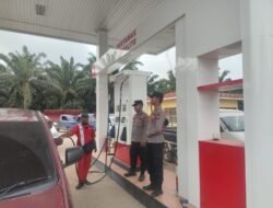 Polsek Muara Wahau Kawal Distribusi BBM di SPBU Karya Bhakti, Pastikan Antrean Tertib dan Tepat Sasaran
