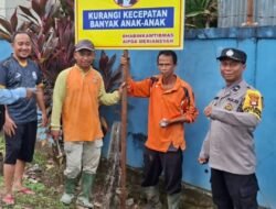 Pemasangan Spanduk Peringatan Keselamatan Lalulintas di Desa Meliau Hilir, Sinergi Polri dan Warga Demi Keselamatan Anak