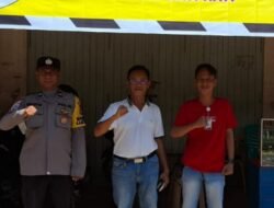 Bhabinkamtibmas Pasang Spanduk Edukasi Keselamatan di Jalan Kapuas, Meliau hilir Meliau, Sanggau