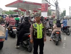 Pantau Stok BBM di Wilayah Deli Tua, Polsek Deli Tua Pastikan Antrian Warga Tetap Tertib dan Kondusif.
