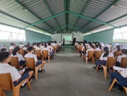 Personel Polsek Meliau Berikan Sosialisasi Bahaya Narkoba Pada Kegiatan MPLS  SMK Bina Bangsa Meliau