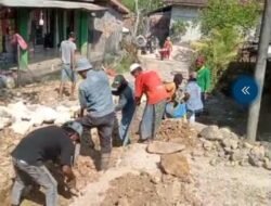 SEMANGAT GOTONG ROYONG WARGA KAMPUNG TENGGINAH KARANG ANYAR TAMBELANGAN BANGUN JALAN SENDIRI, HARAP PERHATIAN PEMERINTAH KABUPATEN SAMPANG