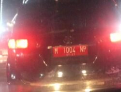 TERPANTAU MOBIL DINAS PELAT MERAH M 1004 NP KLUYURAN DI LUAR JAM KERJA — BELUM ADA KLARIFIKASI, PUBLIK DESAK INSTANSI TERKAIT BUKA DIRI