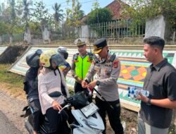 Aksi Sosial Sambut HUT RI ke-81, Satlantas Polres Way Kanan Bagikan Bendera Merah Putih gratis