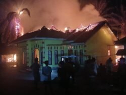 RESPON CEPAT LAYANAN 110! Polres Way Kanan Segera Datangi TKP Kebakaran Rumah Warga di Sangkaran Bhakti